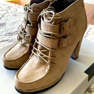 Beige Suede Laceup Boots w Heel Size 8